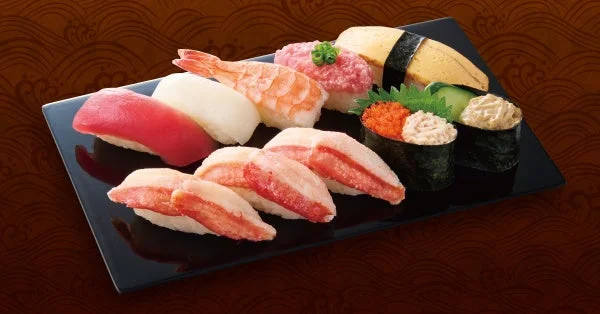 小僧寿しの「かに盛」。カニネタにまぐろ、いか、えびなど定番ネタを合わせたセット。