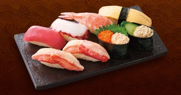 小僧寿しの「かにプチミックス盛」。本ずわいがにやかにみそマヨ胡瓜軍艦などプチ贅沢な盛り合わせ。