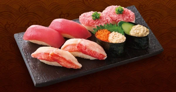 小僧寿しの「かにプチまぐろ盛」。カニとまぐろをバランスよく楽しめるプチ盛りセット。