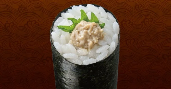 小僧寿しの手巻寿司「かにみそマヨ」。かにみそのコクとマヨネーズの旨味が濃厚な一本。