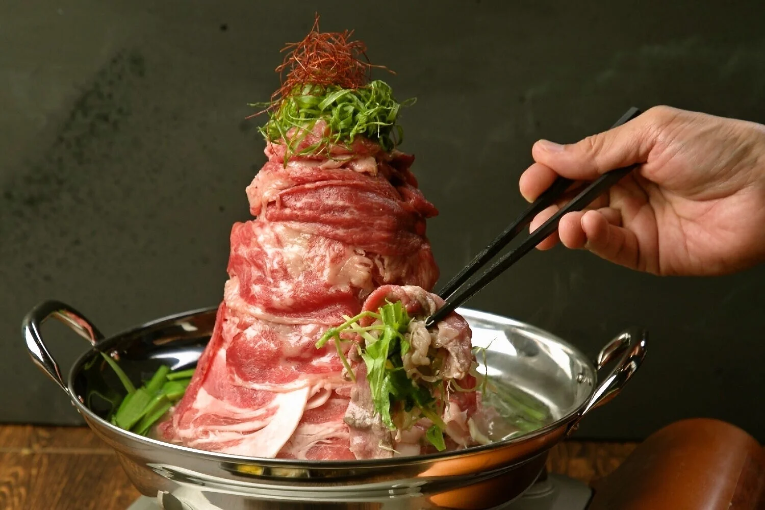 特製出汁でしゃぶしゃぶのように肉をくぐらせるKATAMARIマウンテン肉鍋