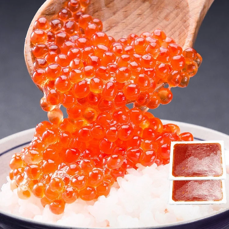 食の達人 森源商店のセールで提供される、ご飯の上に盛られた新鮮ないくら