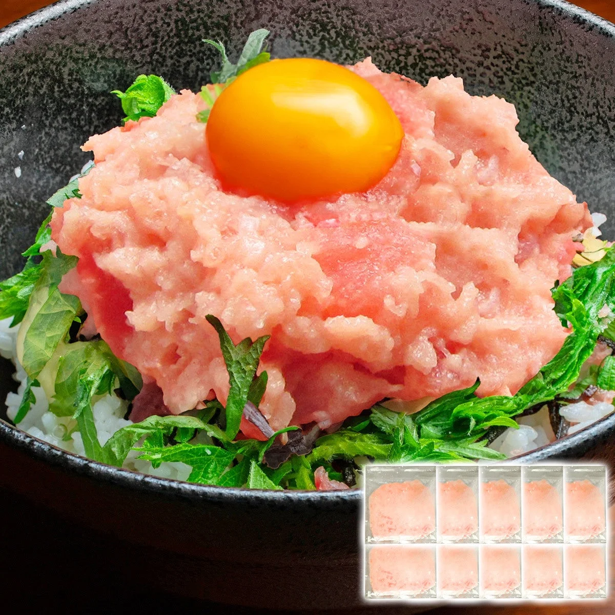 食の達人 森源商店のセールで提供される、ネギトロと卵黄が乗った海鮮丼