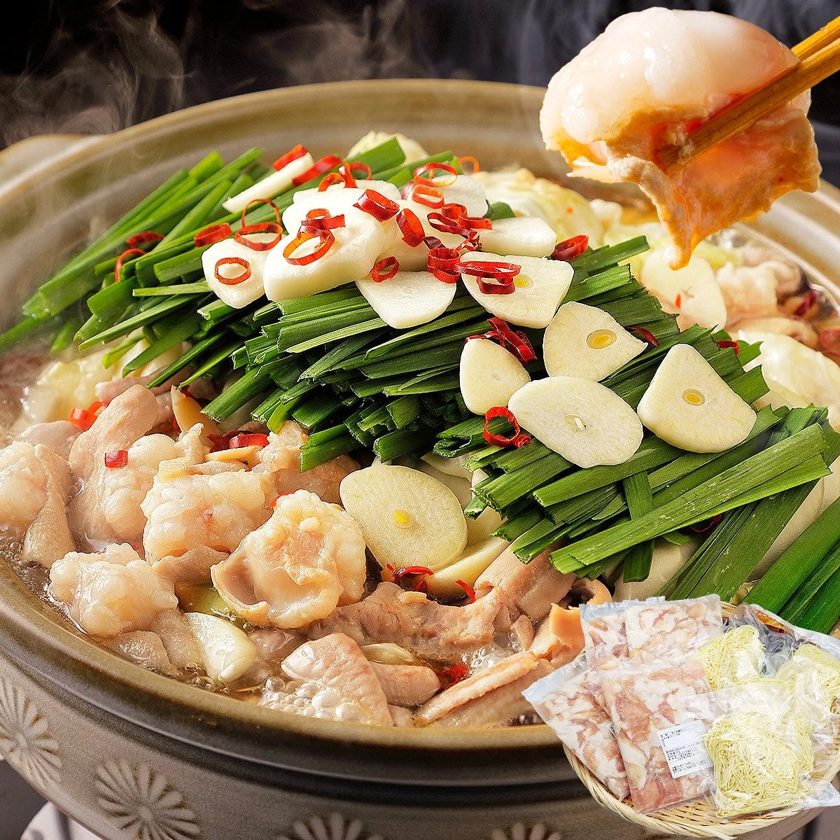 食の達人 森源商店のセールで提供される、具材たっぷりの美味しそうなもつ鍋