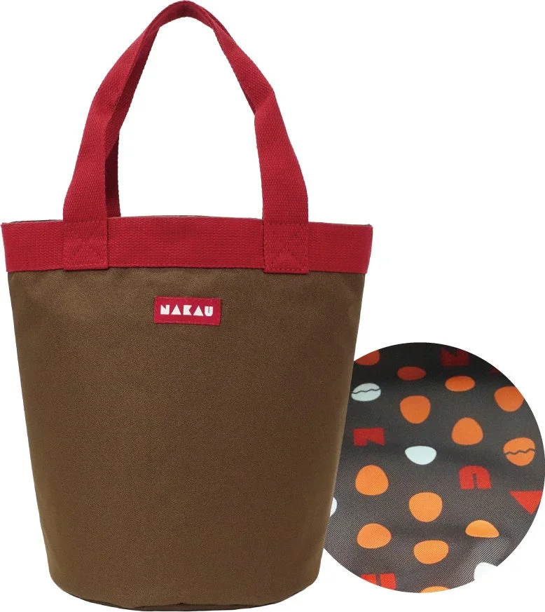 なか卯の赤いワッペンが付いたブラウンのトートバッグ