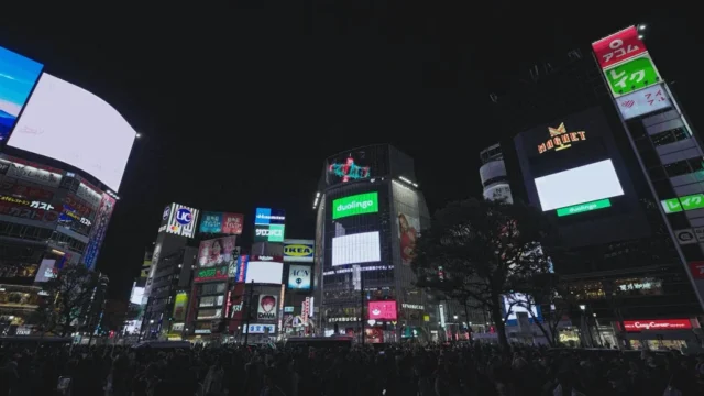 渋谷スクランブル交差点の大型スクリーンに映るDUOMART告知動画