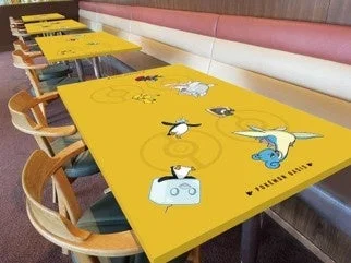 ポケモンオアシスのモンスターボール柄テーブル席
