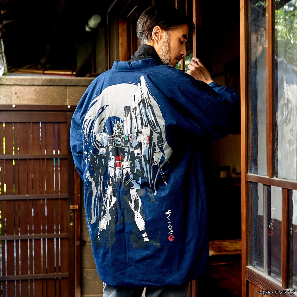 『逆襲のシャア』νガンダムわた入れ半纏を着用したモデルの背面