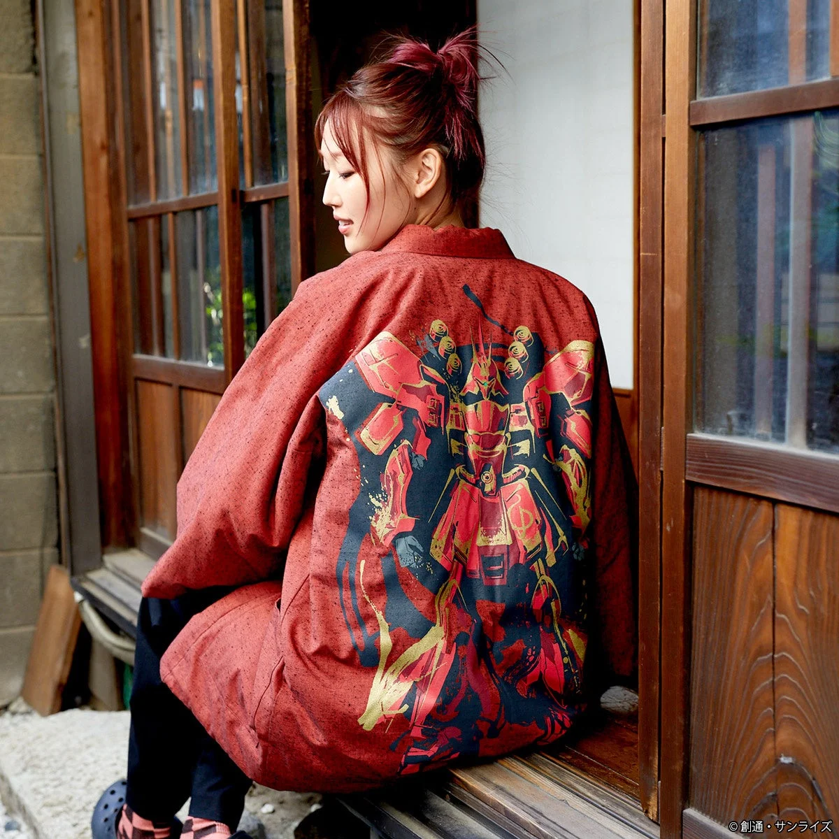 『逆襲のシャア』サザビーわた入れ半纏を着用したモデルの背面