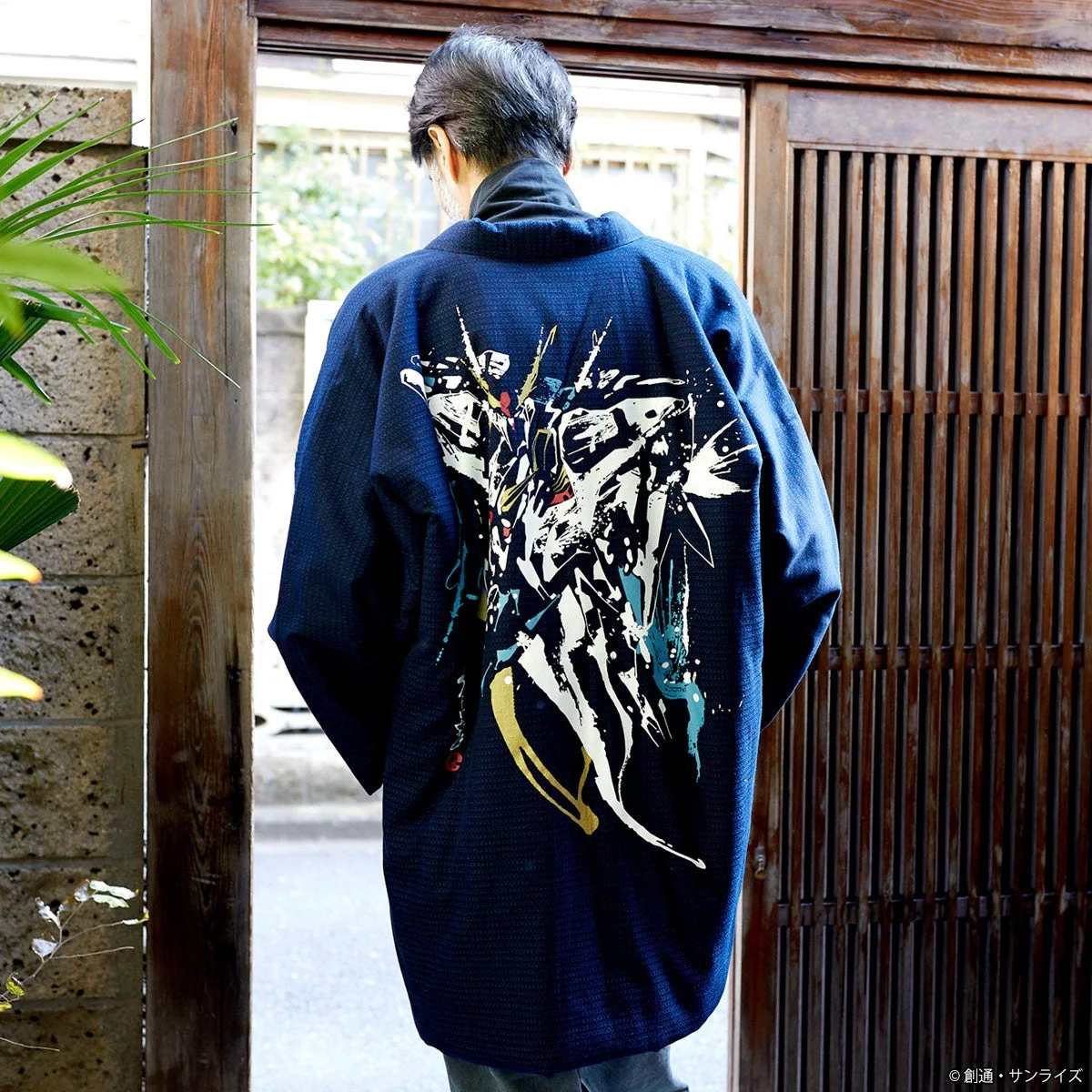 『閃光のハサウェイ』Ξガンダムわた入れ半纏を着用したモデルの背面