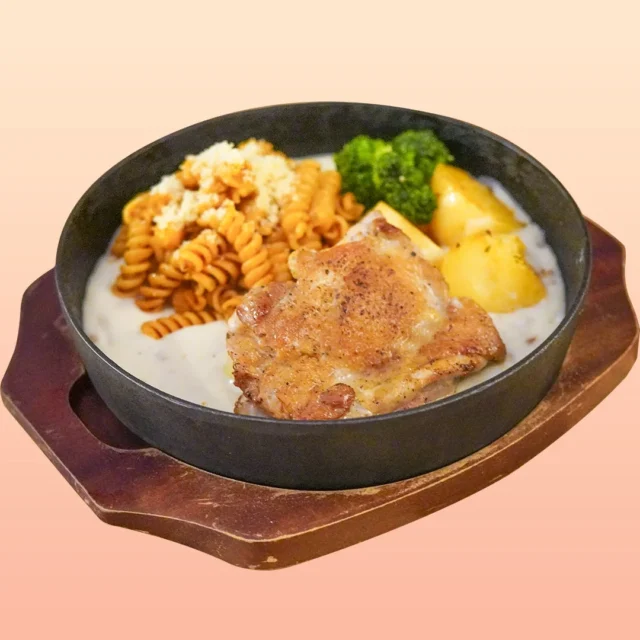 あったかホワイトソースのチキンステーキのクローズアップ写真