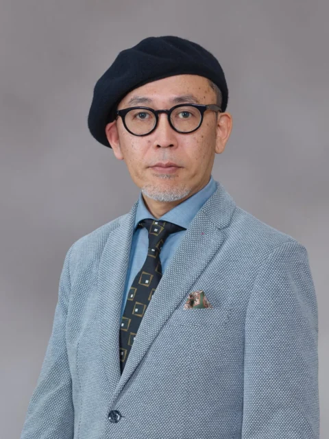 FROGMAN氏の顔写真、ベレー帽と眼鏡を着用