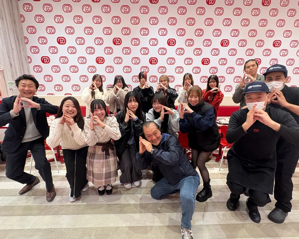 ドムドムハンバーガーと亜細亜大学のコラボレーションメンバー集合写真