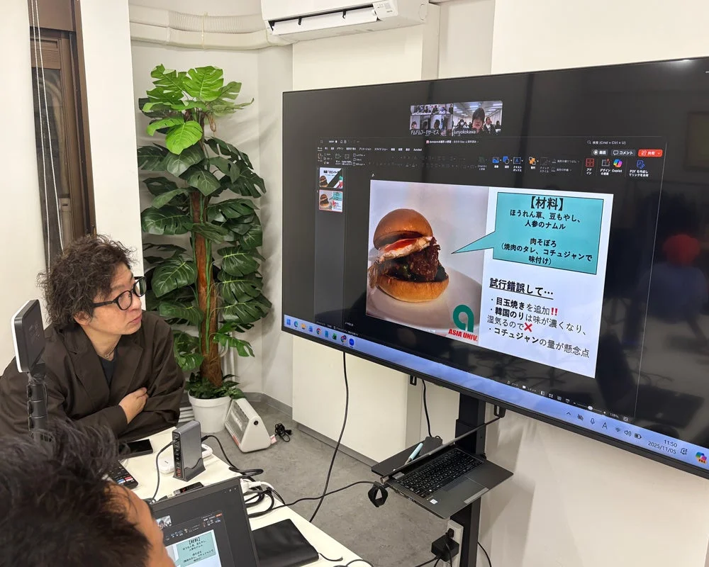 亜細亜大学ゼミ生がドムドム新メニューのアイデアを説明する様子