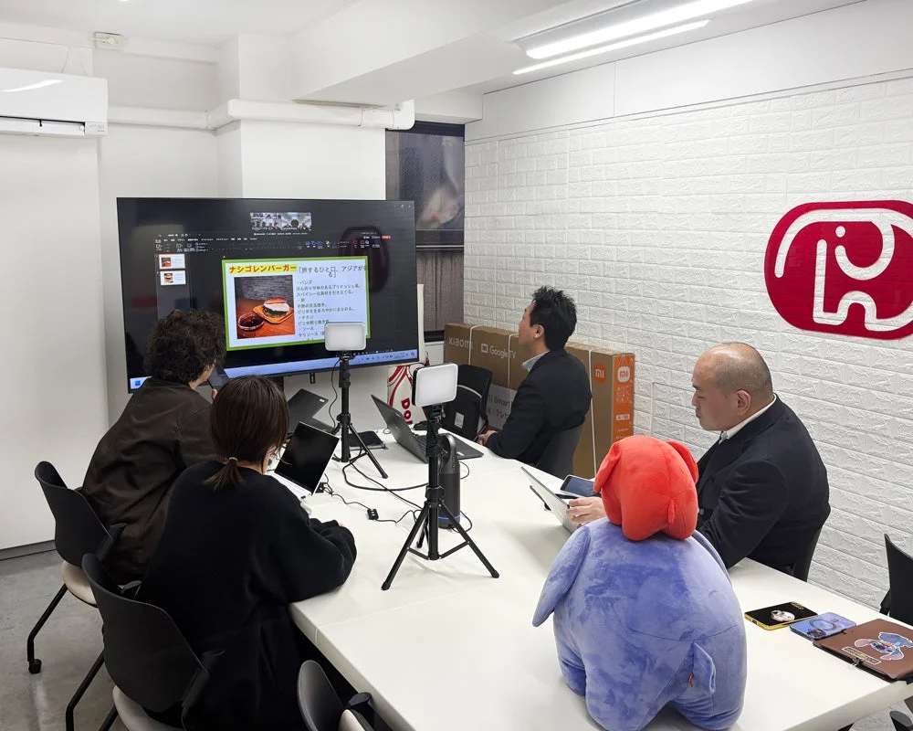 ドムドムハンバーガーと亜細亜大学の共同開発会議の様子