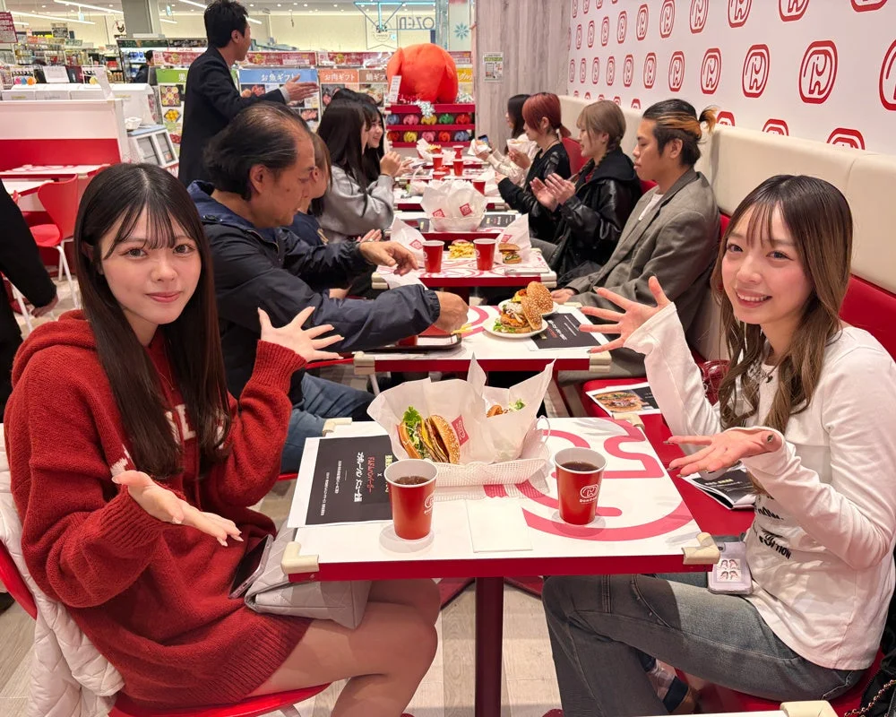 ドムドムハンバーガー赤羽店で新メニューを試食する亜細亜大学の学生たち