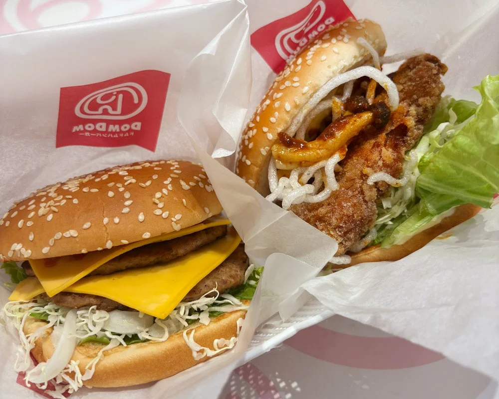 ドムドムハンバーガーと亜細亜大学コラボの新メニュー2種