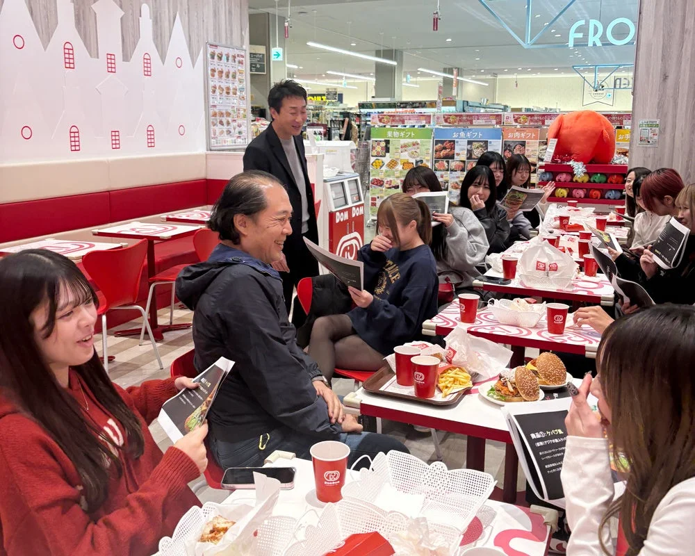 ドムドムハンバーガー赤羽店での新メニュー試食会風景