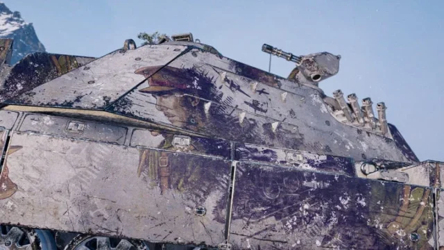 ベネディクト・カンバーバッチの顔が描かれた戦車のデカールデザイン。