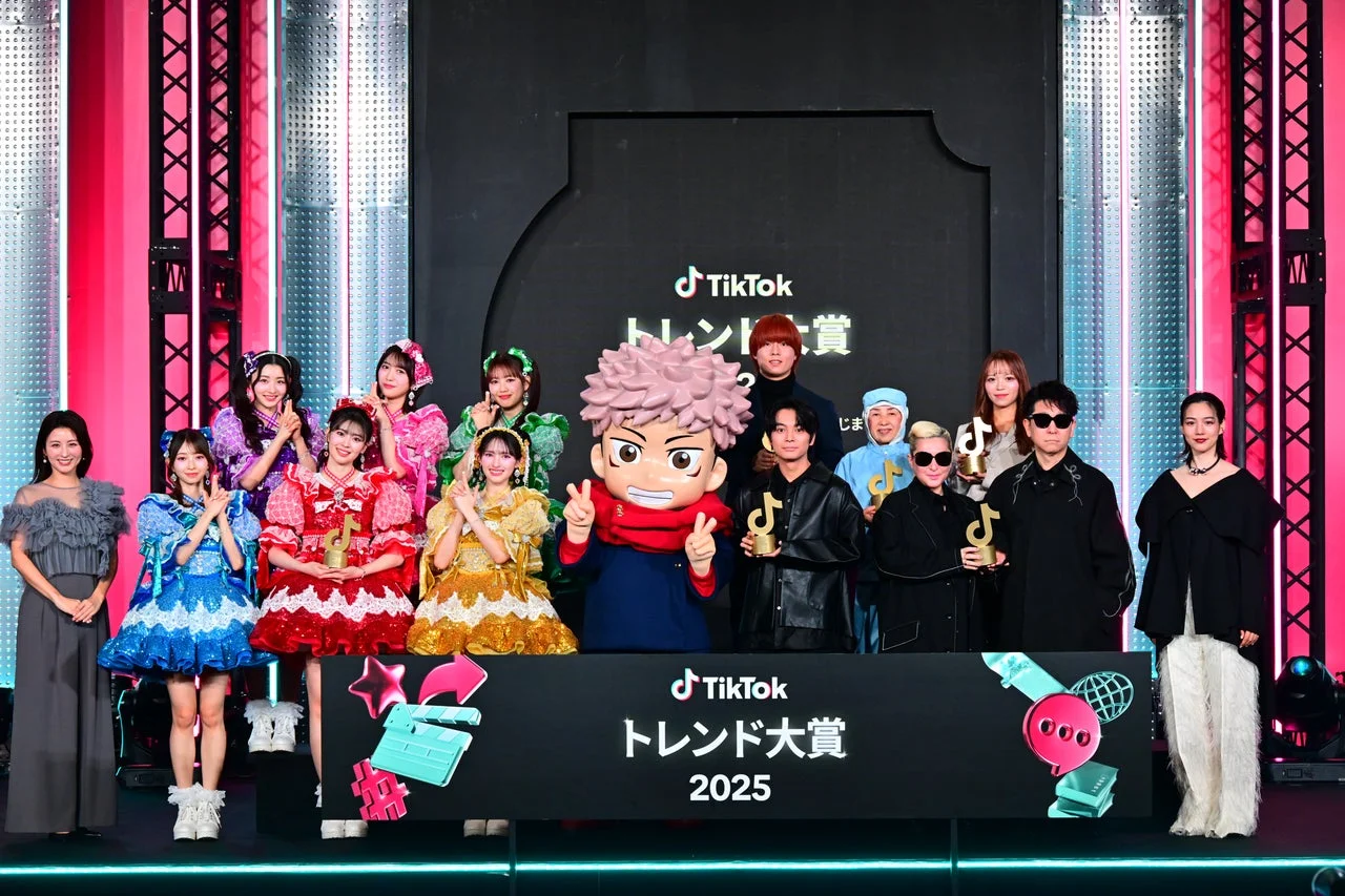 TikTokトレンド大賞2025授賞式に登壇した受賞者とプレゼンターのん
