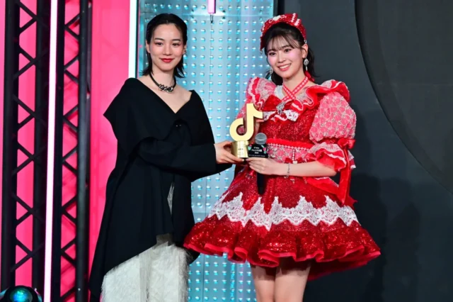 インパクト・ソング部門賞を受賞した超ときめき♡宣伝部のメンバーとプレゼンターのん