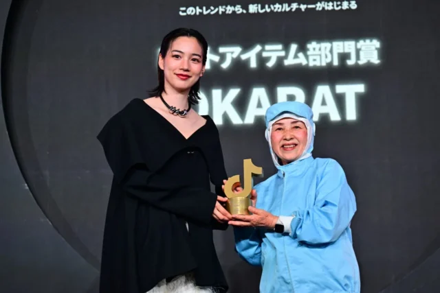 ヒットアイテム部門賞を受賞したOKARAT工場長とプレゼンターのん