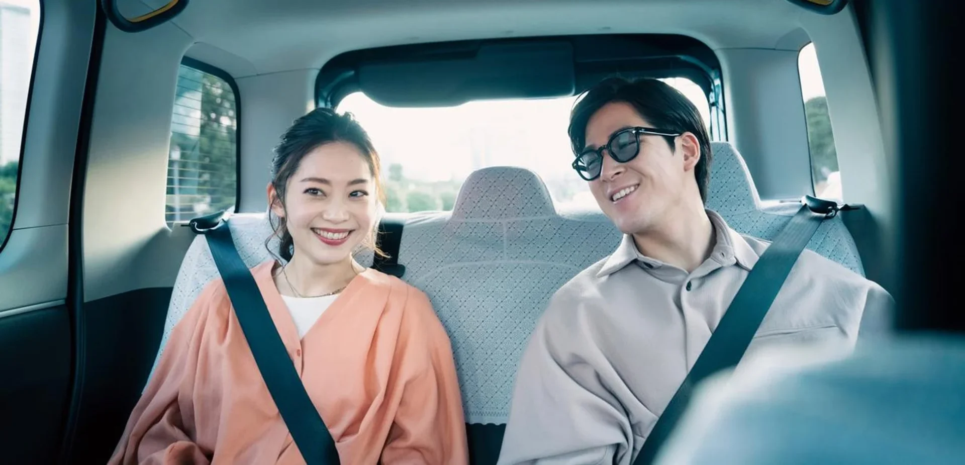 Uberの公共ライドシェアを利用する笑顔の男女