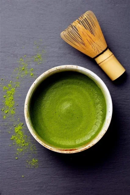 抹茶が入った茶碗と茶筅