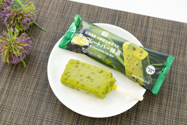 セブンプレミアムチョコレートバー抹茶のパッケージと棒アイス