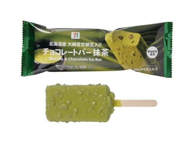 白背景に置かれたセブンプレミアムチョコレートバー抹茶のパッケージと棒アイス