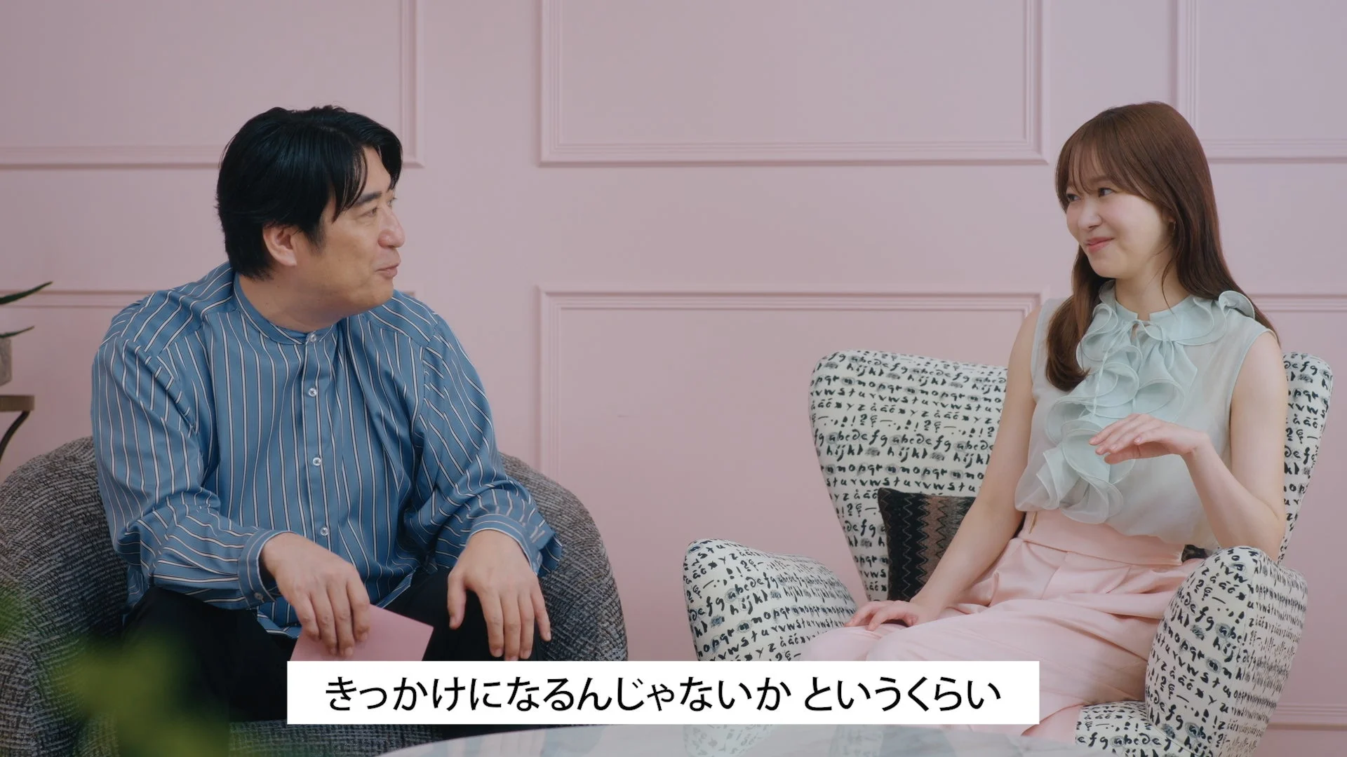 指原莉乃さんと佐久間宣行さんが談笑する様子