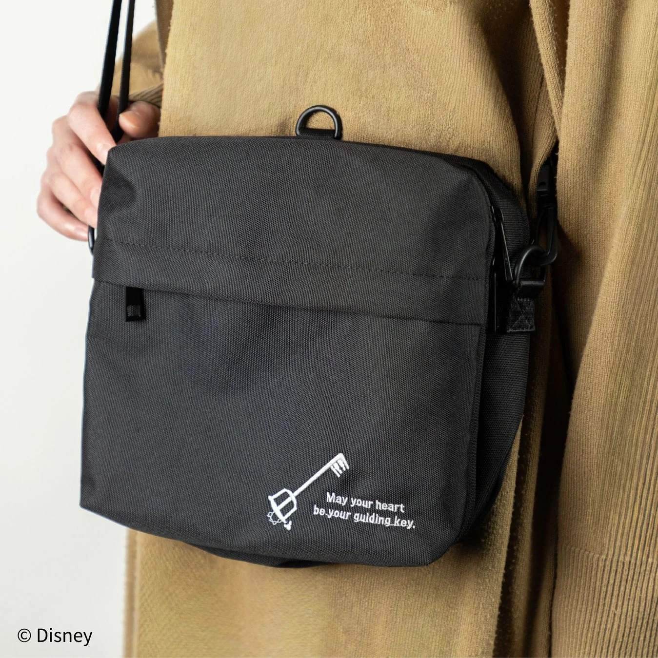 キングダムハーツデザインのショルダーバックを着用した様子
