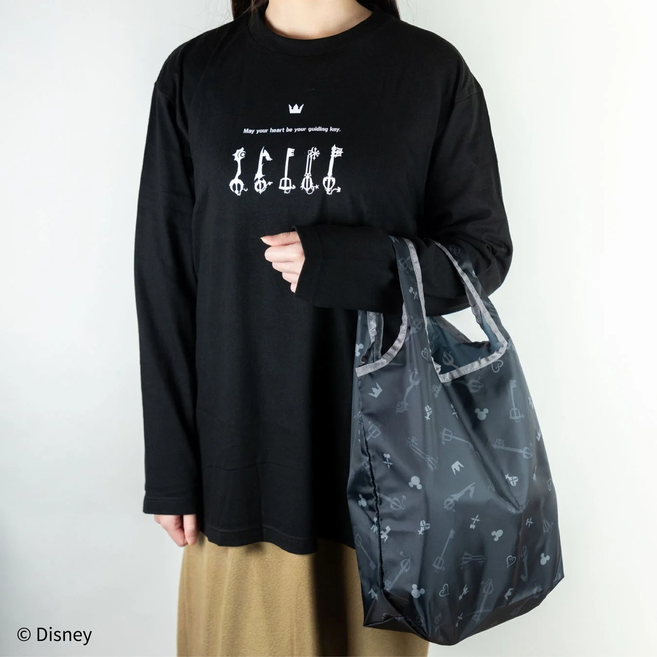 キングダムハーツデザインのロングTシャツとエコバックを着用した様子