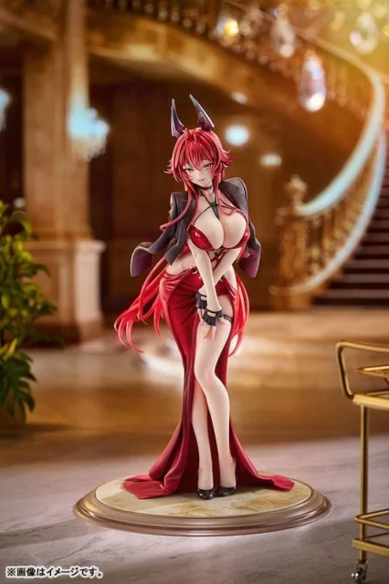 豪華な背景に立つレッドフードフィギュア