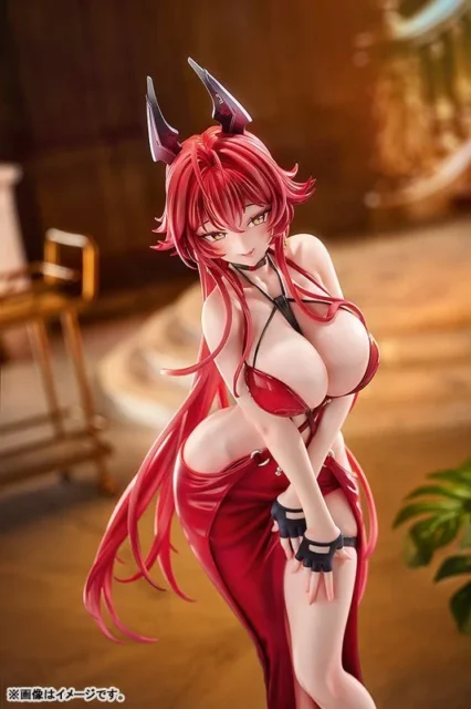 豪華な背景のレッドフードフィギュア上半身クローズアップ