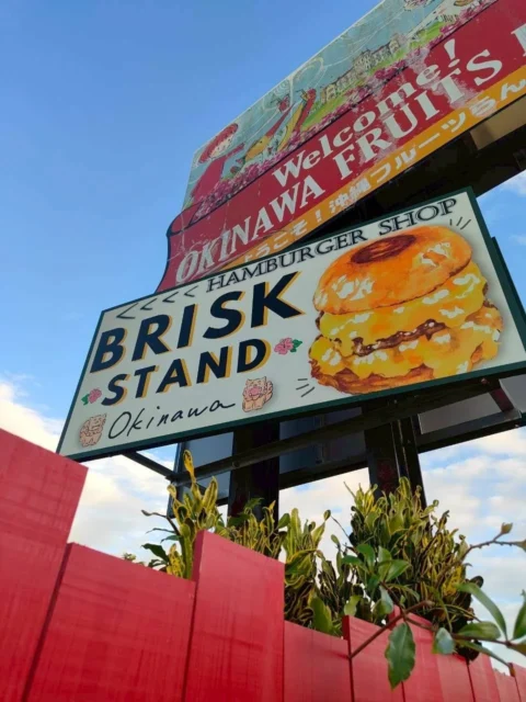 BRISKSTAND NAGOの店舗看板と沖縄フルーツランドの看板