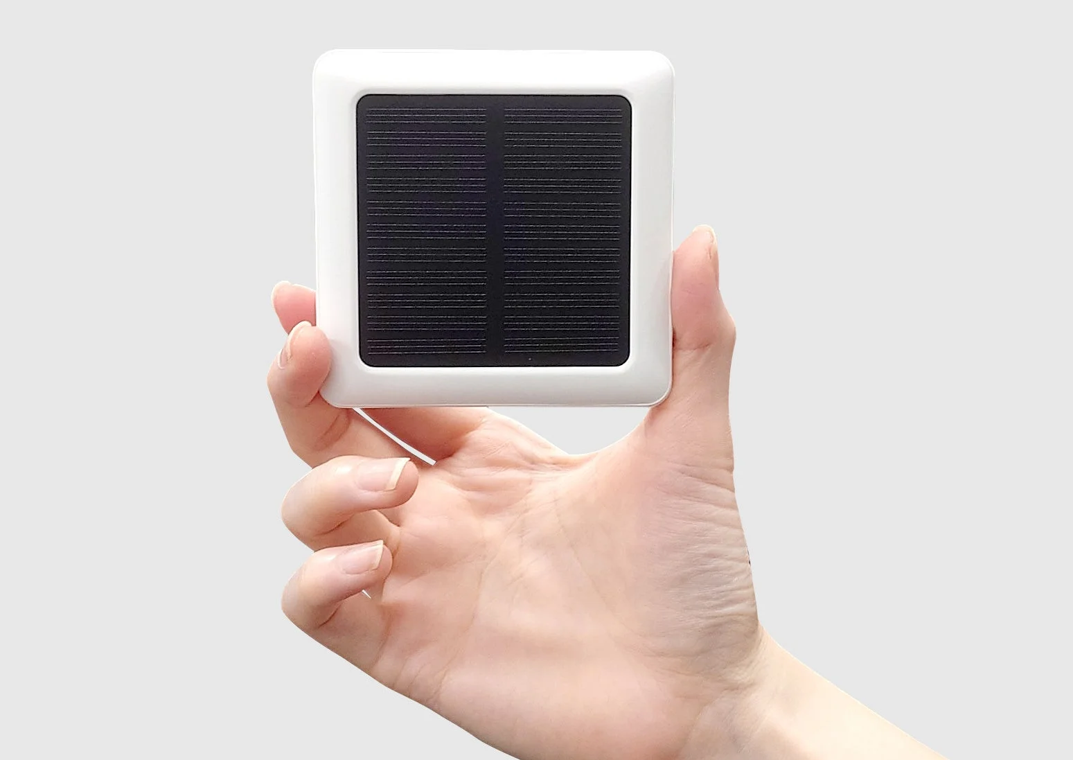 手のひらに乗るソーラーパネル付きモバイルバッテリーmini