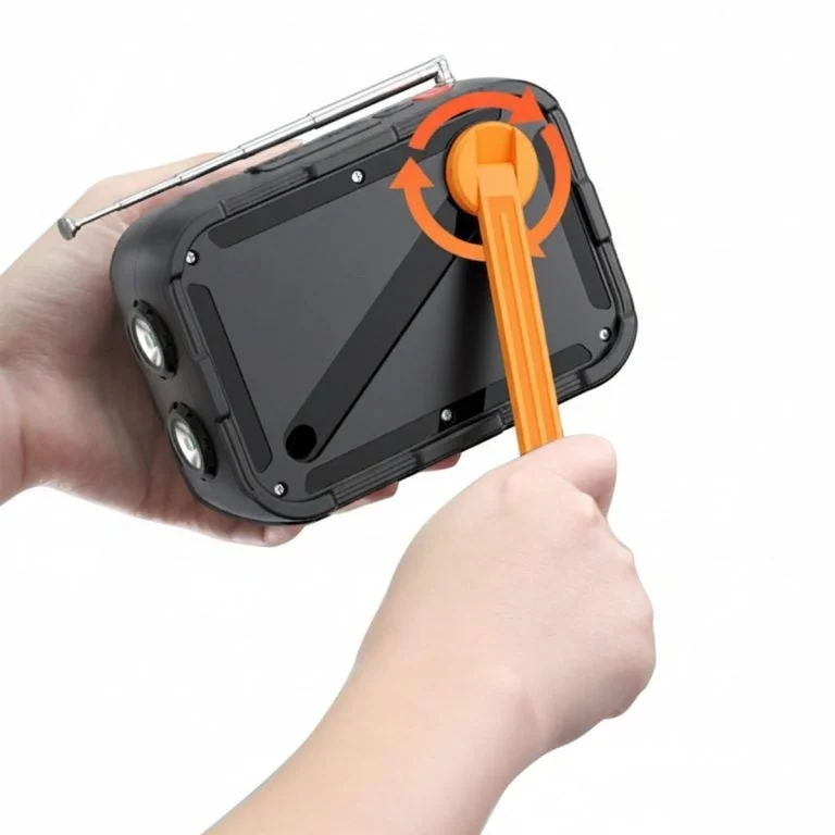 多機能ラジオの手回しクランクで充電する様子