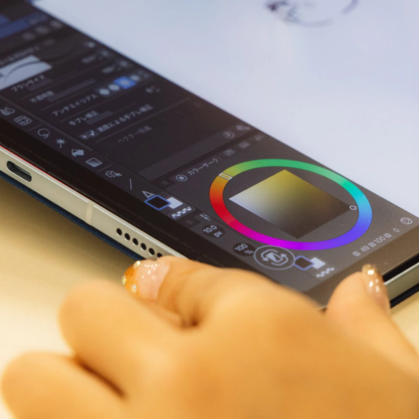 iPadの画面でイラストを描く手元、OOHLULU保護ガラスの操作性を示す