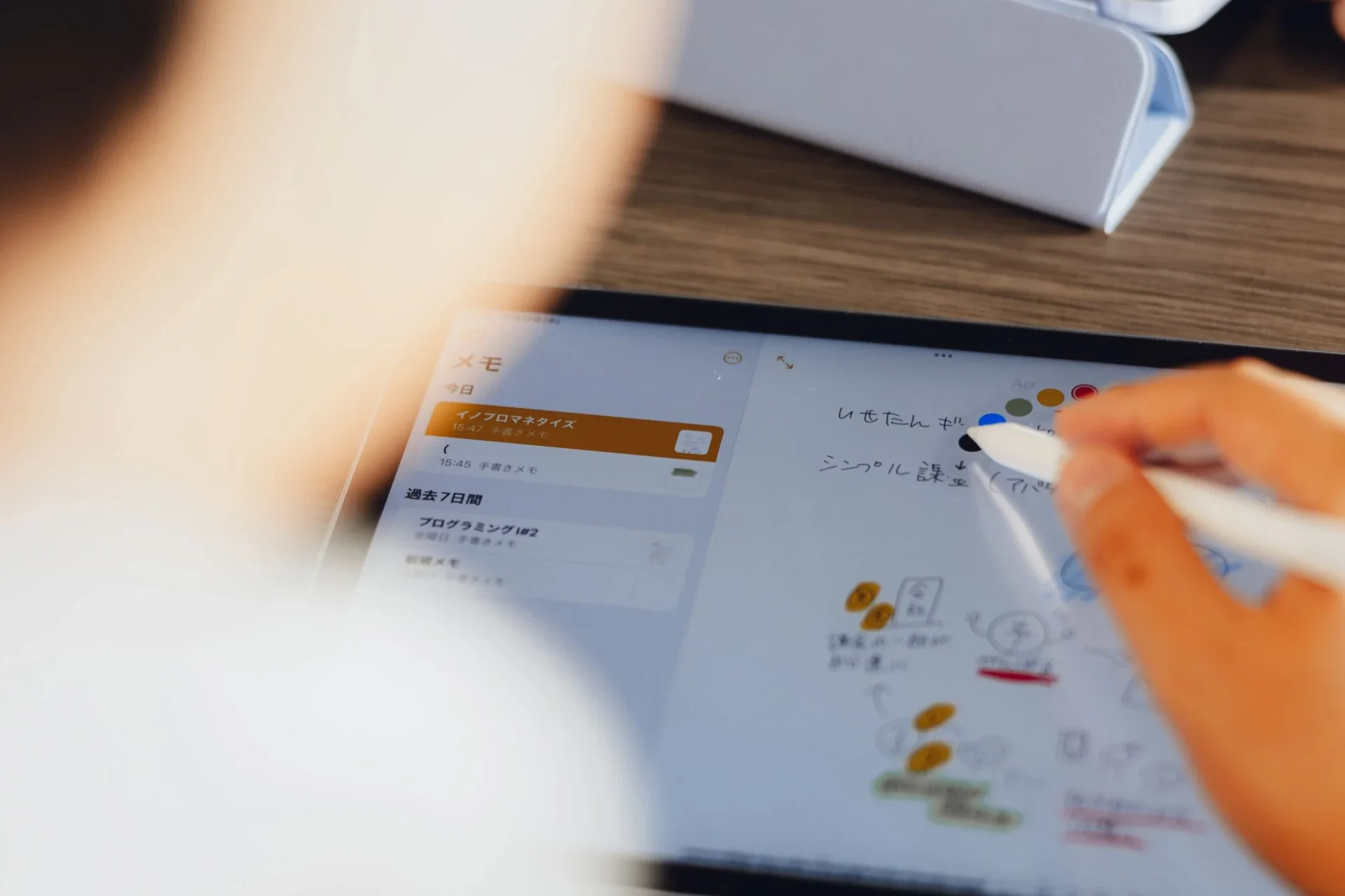 iPadで手書きメモをする学生またはビジネスパーソンの使用シーン