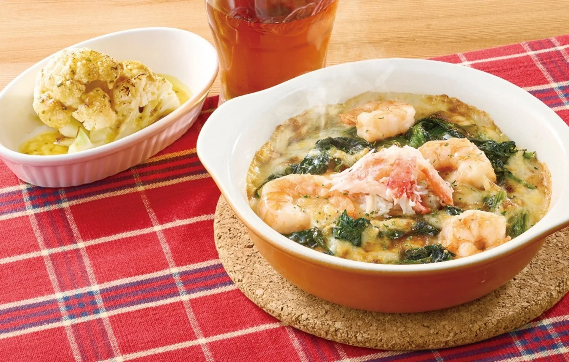 たらば蟹とハーブシュリンプのドリア、ちいさなカリフラワーグリル添え