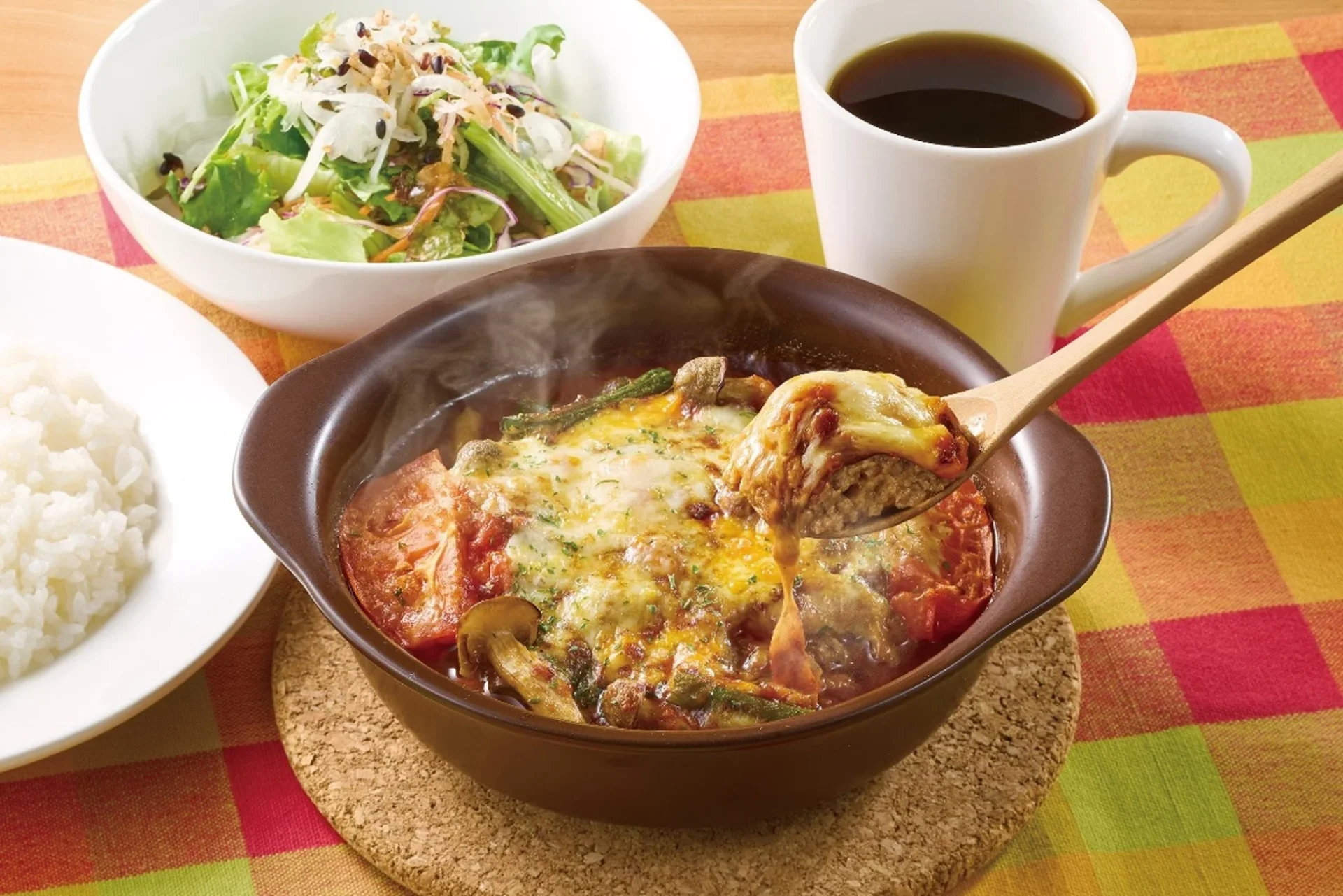 スプーンで掘って食べる新感覚のジューシーハンバーグ