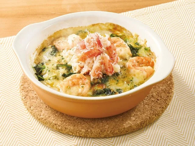 たらば蟹とハーブシュリンプのドリアのクローズアップ