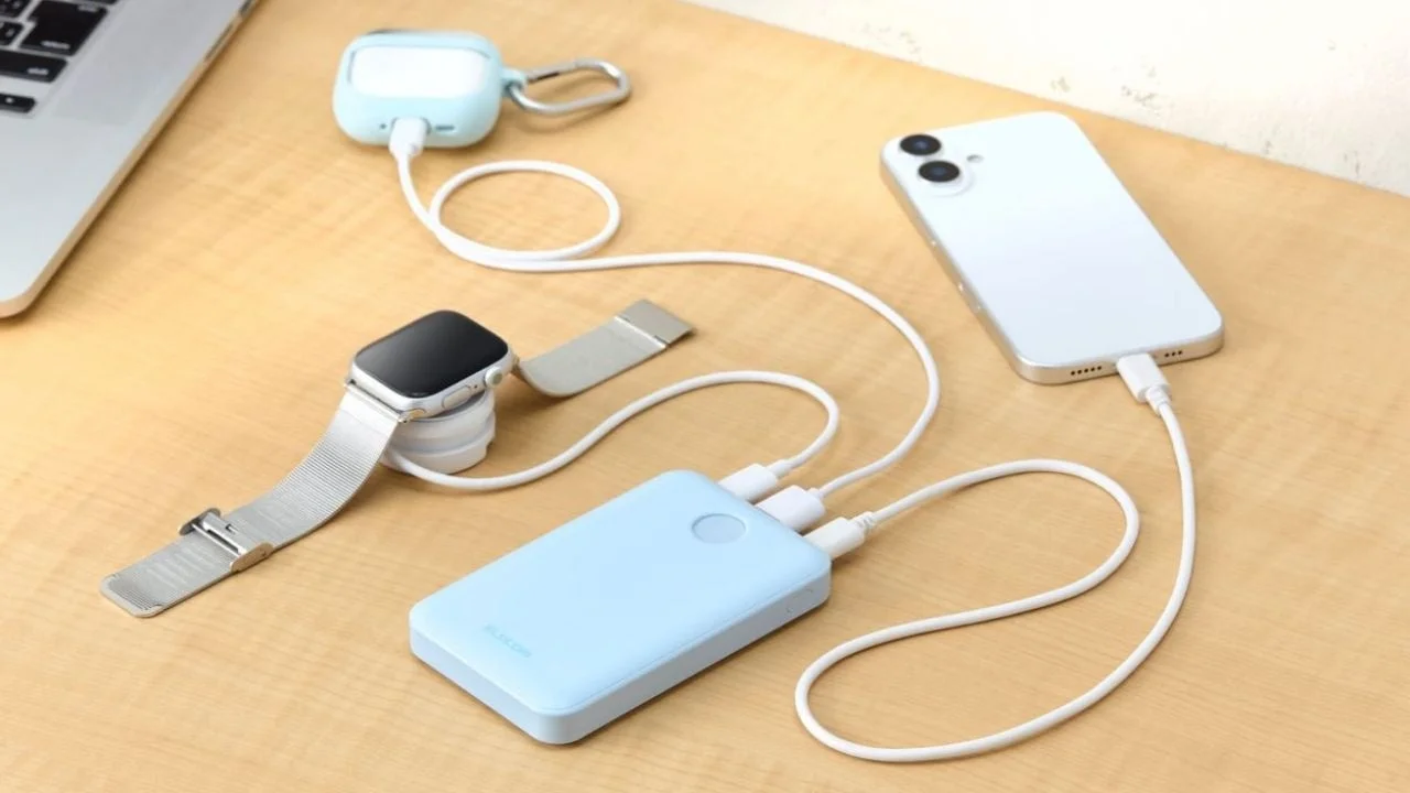 モバイルバッテリーでスマートフォンやワイヤレスイヤホンなどを複数同時充電