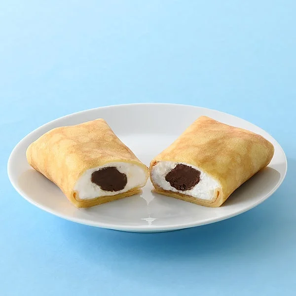 真ん中で折れるファミマ・ザ・クレープの容器に入ったクレープの商品写真