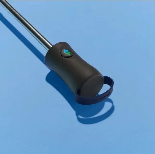 コンビニエンスウェアのワンタッチ開閉傘の持ち手部分のアップ写真