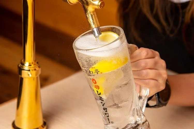 0秒レモンサワーをサーバーからグラスに注ぐ様子