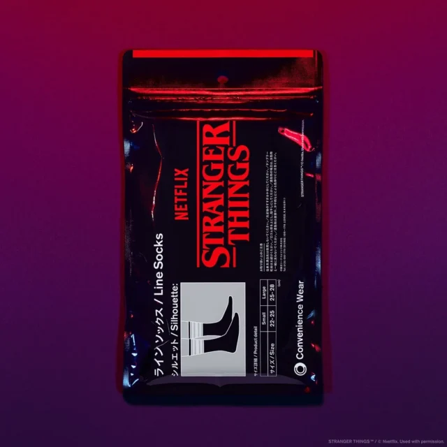 ストレンジャー・シングスデザインのラインソックス(黒)パッケージ裏面