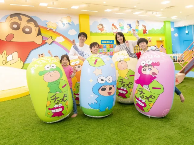 「クレヨンしんちゃん オラの あそべるゆめぱ～く」でチョコビのクッションと遊ぶ親子