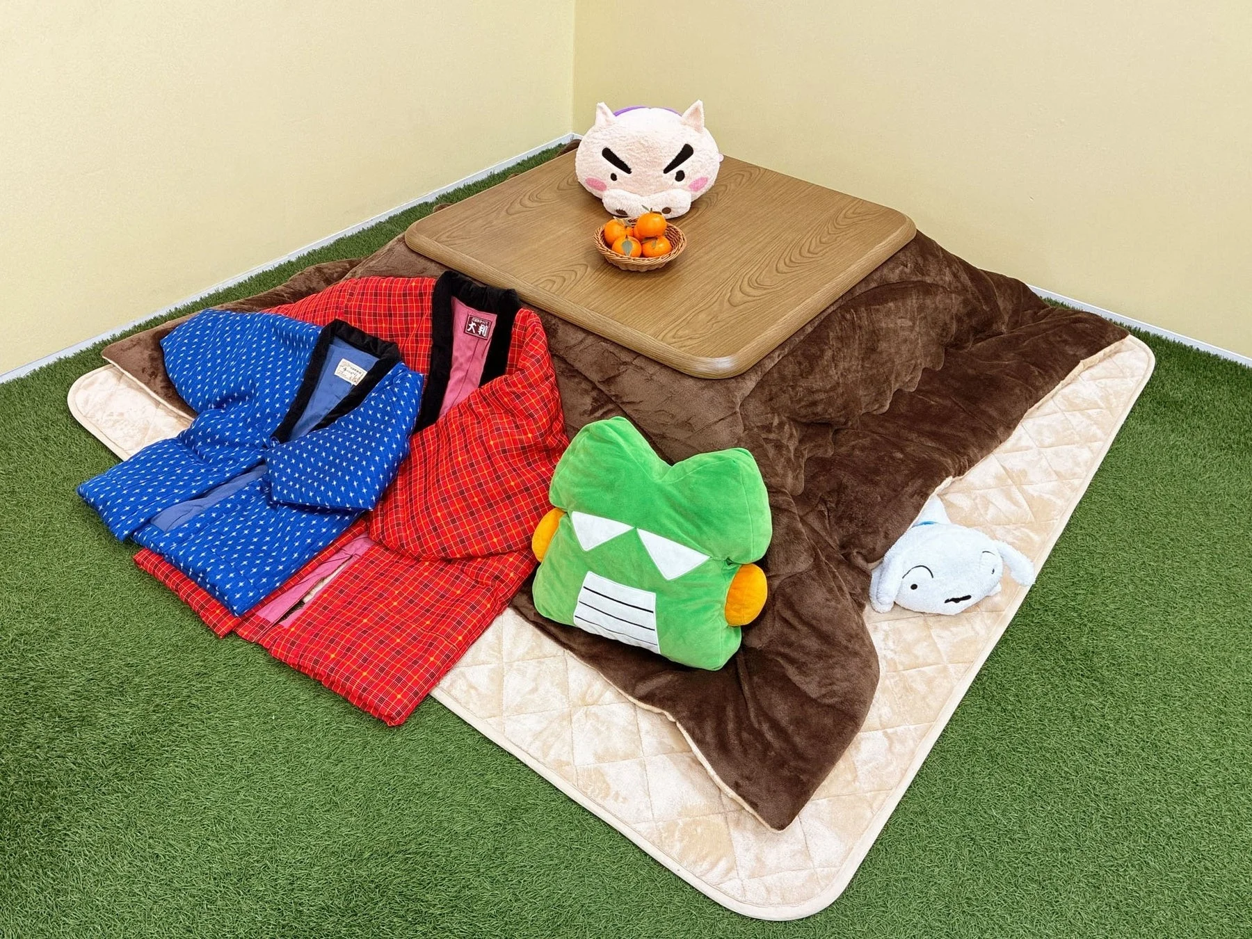 イベントで設置されるこたつと貸し出し用のはんてん